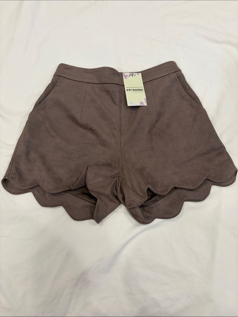 eesome Scallop Hem High-Waist Shorts in Taupe